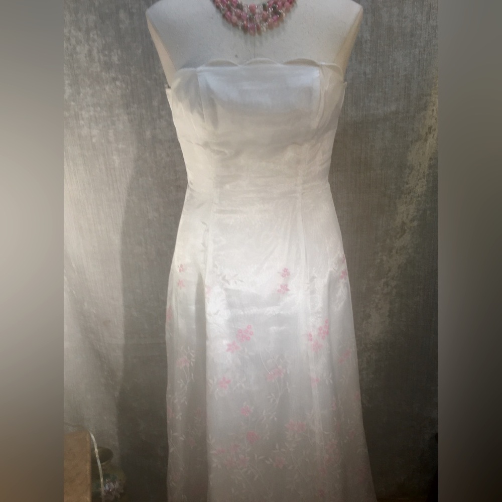 Garden Foal Ivory strapless gown with iridescent pink flowers by Roberto,  9/10